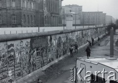 Listopad 1989, Berlin, Niemcy.
Upadek Muru Berlińskiego, ludzie odłupujący fragmenty muru.
Fot. Jerzy Patan, zbiory Ośrodka KARTA, przekazał Jerzy Patan.


