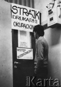 Wrzesień 1981, Gdańsk, Polska.
I Zjazd NSZZ Solidarność, strajk drukarni Biura Informacji Prasowej Solidarności (z powodów płacowych i bhp). Napisy na drzwiach: 