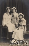 1918, Czernihów, Rosja.
 Trzy młode kobiety, podpis na odwrocie: 