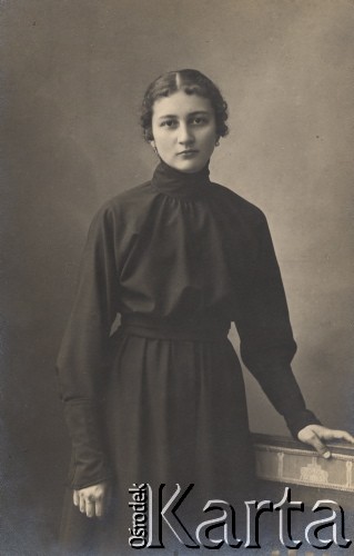 1919, Czernihów, Rosja.
Portret młodej kobiety, podpis na odwrocie (w języku rosyjskim): 