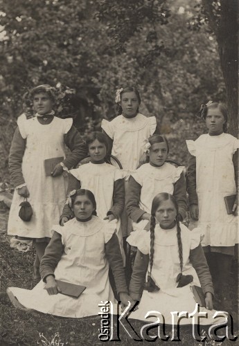 1917, Lubecz, Rosja.
 Dziewczynki z polskiej ochronki zorganizowanej i prowadzonej przez Centralny Komitet Obywatelski, podpis na odwrocie: 
