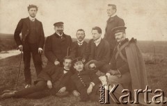 Przed 1914, Rosja.
 Grupa mężczyzn w plenerze, z lewej siedzi Władysław Rawicz-Rojek.
 Fot. NN, zbiory Ośrodka KARTA, udostępniła: Halina Żero.
   
