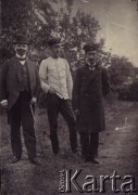 Przed 1914, Rosja.
 Pierwszy z lewej stoi Władysław Rawicz-Rojek.
 Fot. NN, zbiory Ośrodka KARTA, udostępniła Halina Żero
   
