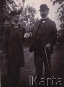 Przed 1914, Rosja.
 Z papierośnicą w ręku stoi Władysław Rawicz-Rojek.
 Fot. NN, zbiory Ośrodka KARTA, udostępniła Halina Żero
   
