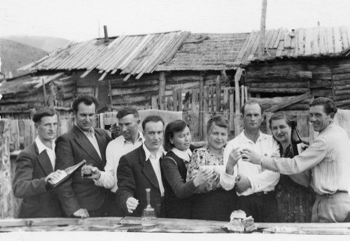 Czerwiec 1955, Budionny, Kołyma, ZSRR
Grupa zesłańców, pierwszy z lewej stoi Kazimierz Reut, czwarty Józef Romański.
Fot. NN, zbiory Ośrodka Karta, udostępnił Józef Romański.

