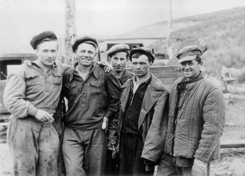 1956, Miaundża, obóz D-2, Kołyma, ZSRR.
Brygada przy pracy, w środku stoi Jan Michaluk.
Fot. NN, zbiory Ośrodka KARTA, udostępnił Jan Michaluk.