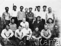 1956, Miaundża, Magadańska obł., Kołyma, ZSRR.
Więźniowie łagru przed zwolnieniem z obozu, na dole trzeci z prawej siedzi Jan Michaluk.
Fot. NN, zbiory Ośrodka KARTA, udostępnił Jan Michaluk.


