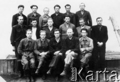 1955 lub 1956, Miaundża, Magadańska obł., Kołyma, ZSRR.
Grupa więźniów łagru, pierwszy z prawej siedzi Jan Michaluk.
Fot. NN, zbiory Ośrodka KARTA, udostępnił Jan Michaluk.

