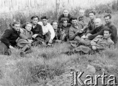 1956, Miaundża, Magadańska obł., Kołyma, ZSRR.
Więźniowie obozu D-2, pierwszy z prawej leży Jan Michaluk.
Fot. NN, zbiory Ośrodka KARTA, udostępnił Jan Michaluk.

