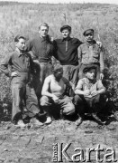1954, Czałbania, Kołyma, ZSRR.
Więźniowie pracujący w kopalni złota, pierwszy z prawej stoi Jan Michaluk, jedyny Polak w tym towarzystwie.
Fot. NN, zbiory Ośrodka KARTA, udostępnił Jan Michaluk.


