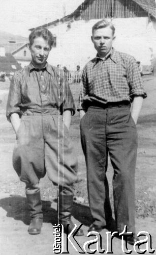 1955, Arkahała, Kołyma, ZSRR.
Więźniowie łagru zatrudnieni w kopalni węgala kamiennego, z lewej stoi Jan Michaluk, z prawej Ukrainiec.
Fot. NN, zbiory Ośrodka KARTA, udostępnił Jan Michaluk.


