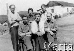 1954, Arkahała, Kołyma, ZSRR.
Więźniowie łagru zatrudnieni w kopalni węgla kamiennego, w środku stoi Jan Michaluk.
Fot. NN, zbiory Ośrodka KARTA, udostępnił Jan Michaluk.


