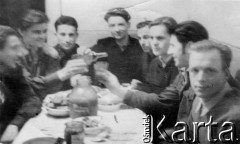 24.12.1955, Miaundża, Magadańska obł., Kołyma, ZSRR.
Polacy - więźniowie obozu D-2 podczas Wigilii, trzeci z lewej siedzi Jan Michaluk.
Fot. NN, zbiory Ośrodka KARTA, udostępnił Jan Michaluk.


