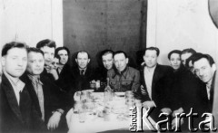 02.05.1956, Ares, Kołyma, ZSRR.
Więźniowie łagru, czwarty z prawej siedzi Stanisław Michaluk.
Fot. NN, zbiory Ośrodka KARTA, udostępnił Jan Michaluk.

