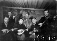 1954, Arkahała, Kołyma, ZSRR.
Zespół muzyczny złożony z więźniów pracujących w miejscowej kopalni węgla kamiennego, drugi z lewej siedzi Jan Michaluk.
Fot. NN, zbiory Ośrodka KARTA, udostępnił Jan Michaluk.

