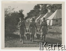 14.08.1943, Teheran, Iran.
Obóz harcerski w Obozie Cywilnym nr 3, n/z harcerki z wiadrami.
Fot. Zygmunt Klemensiewicz, kolekcja Anny Skoczylas, zbiory Fundacji Ośrodka KARTA

