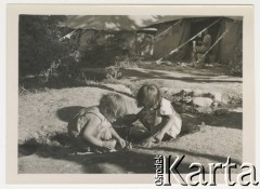 14.08.1943, Teheran, Iran.
Obóz Cywilny nr 3 dla ludności polskiej ewakuowanej z ZSRR. wraz z żołnierzami II Korpusu Polskiego, dzieci bawiące się w aryku.
Fot. Zygmunt Klemensiewicz, kolekcja Anny Skoczylas, zbiory Fundacji Ośrodka KARTA
