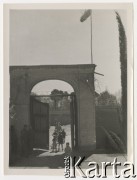 Wrzesień 1942, Teheran, Iran.
Obóz Cywilny nr 5 dla ludności polskiej ewakuowanej z ZSRR, n/z brama wjazdowa.
Fot. Zygmunt Klemensiewicz, kolekcja Anny Skoczylas, zbiory Fundacji Ośrodka KARTA