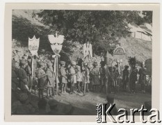 14.08.1943, Teheran, Iran.
Obóz Cywilny nr 3, n/z zuchy z totemami na zbiórce w obozie w Manzarich.
Fot. Zygmunt Klemensiewicz, kolekcja Anny Skoczylas, zbiory Fundacji Ośrodka KARTA