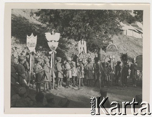 14.08.1943, Teheran, Iran.
Obóz Cywilny nr 3, n/z zuchy z totemami na zbiórce w obozie w Manzarich.
Fot. Zygmunt Klemensiewicz, kolekcja Anny Skoczylas, zbiory Fundacji Ośrodka KARTA