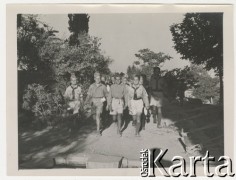 14.08.1943, Teheran, Iran.
Obóz Cywilny nr 3, n/z harcerze maszerują na kolację.
Fot. Zygmunt Klemensiewicz, kolekcja Anny Skoczylas, zbiory Fundacji Ośrodka KARTA