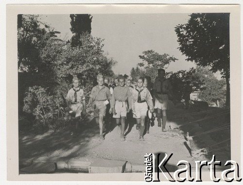 14.08.1943, Teheran, Iran.
Obóz Cywilny nr 3, n/z harcerze maszerują na kolację.
Fot. Zygmunt Klemensiewicz, kolekcja Anny Skoczylas, zbiory Fundacji Ośrodka KARTA