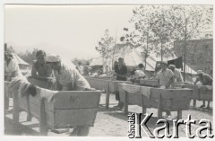 Październik 1942, Teheran, Iran.
Obóz Cywilny nr 1 dla ludności polskiej ewakuowanej z ZSRR, n/z pralnie.
Fot. Zygmunt Klemensiewicz, kolekcja Anny Skoczylas, zbiory Fundacji Ośrodka KARTA
