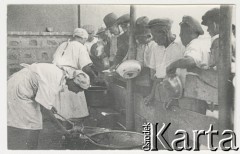 Wrzesień 1942, Teheran, Iran.
Obóz Cywilny nr 1 dla ludności polskiej ewakuowanej z ZSRR, n/z wydawanie posiłków w kuchni.
Fot. Zygmunt Klemensiewicz, kolekcja Anny Skoczylas, zbiory Fundacji Ośrodka KARTA