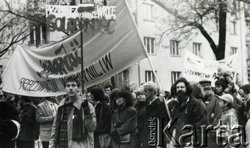 1988, Warszawa, Polska.
Pracownicy wydawnictwa „Arkady”, biorący udział w niezależnej manifestacji.
Fot. NN, zbiory Ośrodka KARTA, udostępniła Halina Myślicka.