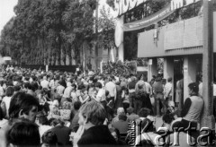 Sierpień 1980, Gdańsk, Polska.
Strajk w Stoczni Gdańskiej im. Lenina, z prawej widoczne tablice z postulatami strajkujących załóg.
Fot. NN, zbiory Ośrodka KARTA, udostepniła Barbara Bednarek.