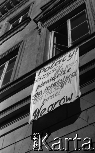 10.1956, Warszawa, Polska.
Plakaty wzywające do pomocy Węgrom na Domu Studenta Uniwersytetu Warszawskiego, ulica Krakowskie Przedmieście.
Fot. autor nieznany, Stanisław Więckowski, zbiory Fundacji Ośrodka KARTA