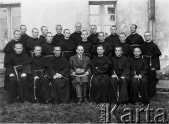 1937, Lwów, Polska.
Grupa zakonników, w środku siedzi prof. Bolesław Stachoń, na odwrocie autografy: 