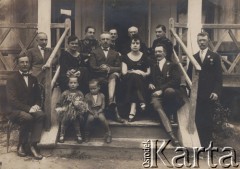 1924, Dokszyce, pow. Dzisna, woj. Wilno, Polska.
Z prawej stoi burmistrz Dokszyc Włodzimierz Monikowski, w środku siedzi Walery Roman, delegat rządu, obok niego Katarzyna Monikowska.
Fot. NN, zbiory Ośrodka Karta, udostępnił Bolesław Monikowski.

