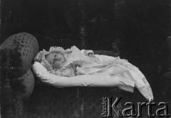 1907, Wilno, Rosja.
Stefania Jackiewicz, córka Zofii i Antoniego Jackiewiczów. 
Fot. NN, zbiory Ośrodka KARTA, udostępniła Aldona Nikoniuk.

