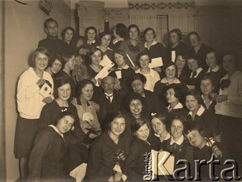 18.12.1928, Wilno, Polska.
Uczennice Żeńskiego Seminarium Nauczycielskiego na wieczorku w domu jednej z koleżanek, podpis na odwrocie: 