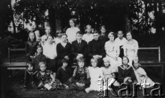 1931-1935, Troki, Polska.
Uczniowie i grono pedagogiczne szkoły powszechnej, z tyłu stoi nauczycielka wychowania fizycznego Aldona Jackiewicz.
Fot. NN, zbiory Ośrodka KARTA, udostępniła Aldona Nikoniuk.

