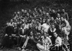 1931-1935, Troki, Polska.
Uczniowie i grono pedagogiczne szkoły powszechnej.
Fot. NN, zbiory Ośrodka KARTA, udostępniła Aldona Nikoniuk.

