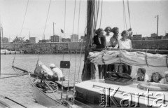 Lipiec 1932, Gdynia, Polska.
Kurs żeglarski dla harcerek na pokładzie szkoleniowego jachtu 