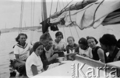 Lipiec 1932, Gdynia, Polska.
Kurs żeglarski dla harcerek na pokładzie szkoleniowego jachtu 