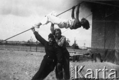 Lipiec 1932, Gdynia, Polska.
Harcerki biorące udział w kursie żeglarskim na pokładzie szkoleniowego jachtu 
