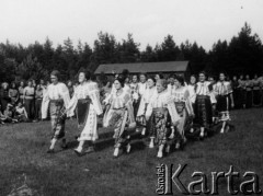 Lipiec- 15.08.1939, Garczyn k/Kościerzyny, Pomorskie woj., Polska.
Uczestniczki obozu Przysposobienia Wojskowego Kobiet, zespół folklorystyczny.
Fot. NN, zbiory Ośrodka KARTA, udostępniła Aldona Nikoniuk.

