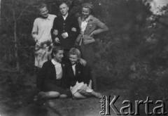 22.06.1944, Wilejka.
Uczniowie tajnych kompletów, w środku stoi Stanisław Paczkowski, z lewej siedzi Zofia Giessówna.
Fot. NN, zbiory Ośrodka KARTA, udostępniła Aldona Nikoniuk.

