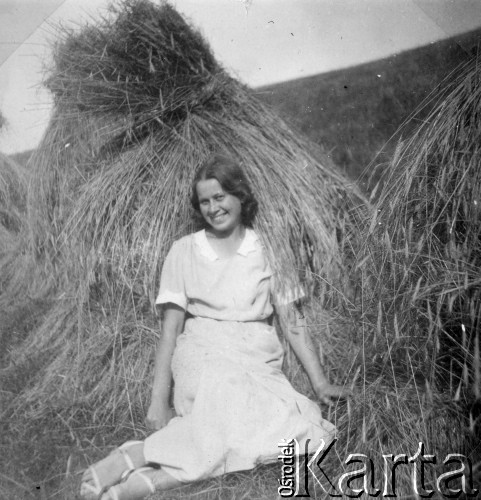 1931-1936, Troki, Wileńskie woj., Polska.
Młoda kobieta w stogu zboża.
Fot. NN, zbiory Ośrodka KARTA, udostępniła Aldona Nikoniuk.



