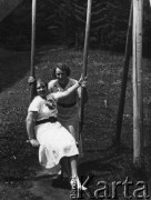 1935-1936, Krynica, Polska.
Młoda kobieta na huśtawce, z tyłu stoi Janina Łuczyńska.
Fot. NN, zbiory Ośrodka KARTA, udostępniła Aldona Nikoniuk.


