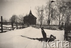 1935-1936, Korolewce, pow. Mołodeczno, Wileńskie woj., Polska.
Narciarka leżąca na śniegu, w tle drewniany kościółek.
Fot. NN, zbiory Ośrodka KARTA, udostępniła Aldona Nikoniuk.

