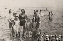 Lata 30-te, Gdynia, Polska.
Letni wypoczynek, ludzie kąpiący się w morzu.
Fot. NN, zbiory Ośrodka KARTA, udostępniła Aldona Nikoniuk.

