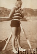 1930-1931, Polska.
Dziewczyna w stroju pływaczki.
Fot. NN, zbiory Ośrodka KARTA, udostępniła Aldona Nikoniuk.

