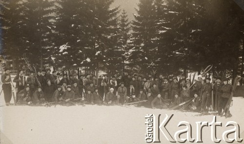 1930, Krynica, Polska.
Studenci Centralnego Instytutu Wychowania Fizycznego na treningowym obozie narciarskim, czwarta od lewej stoi Aldona Jackieiwcz.
Fot. NN, zbiory Ośrodka KARTA, udostępniła Aldona Nikoniuk.

