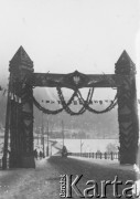 1930, Krynica, Polska.
Mistrzostwa sportów zimowych, udekorowana brama.
Fot. NN, zbiory Ośrodka KARTA, udostępniła Aldona Nikoniuk.

