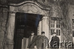 1947, Giżycko, Polska.
Trzej uczniowie Liceum Pedagogicznego przed wejściem do szkoły.
Fot. NN, zbiory Ośrodka KARTA, udostępniła Aldona Nikoniuk.

